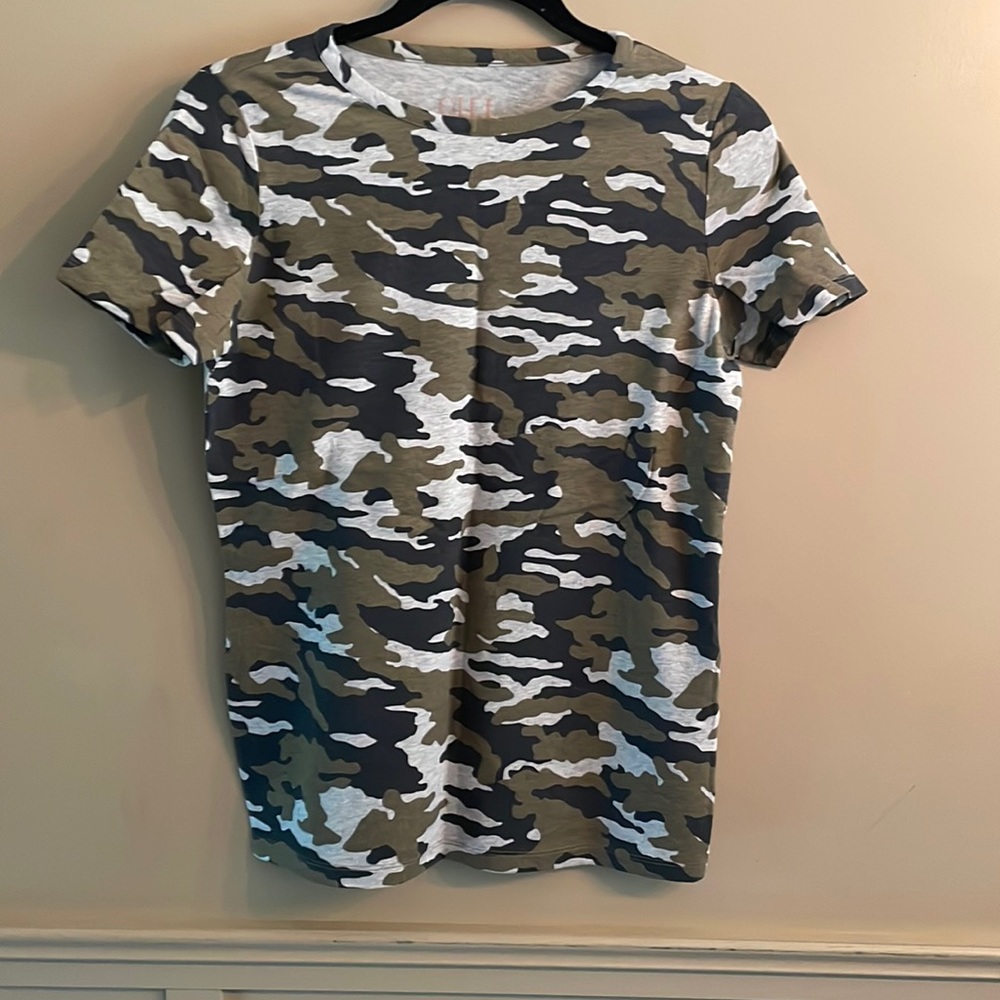 Camo T-shirt.size small
